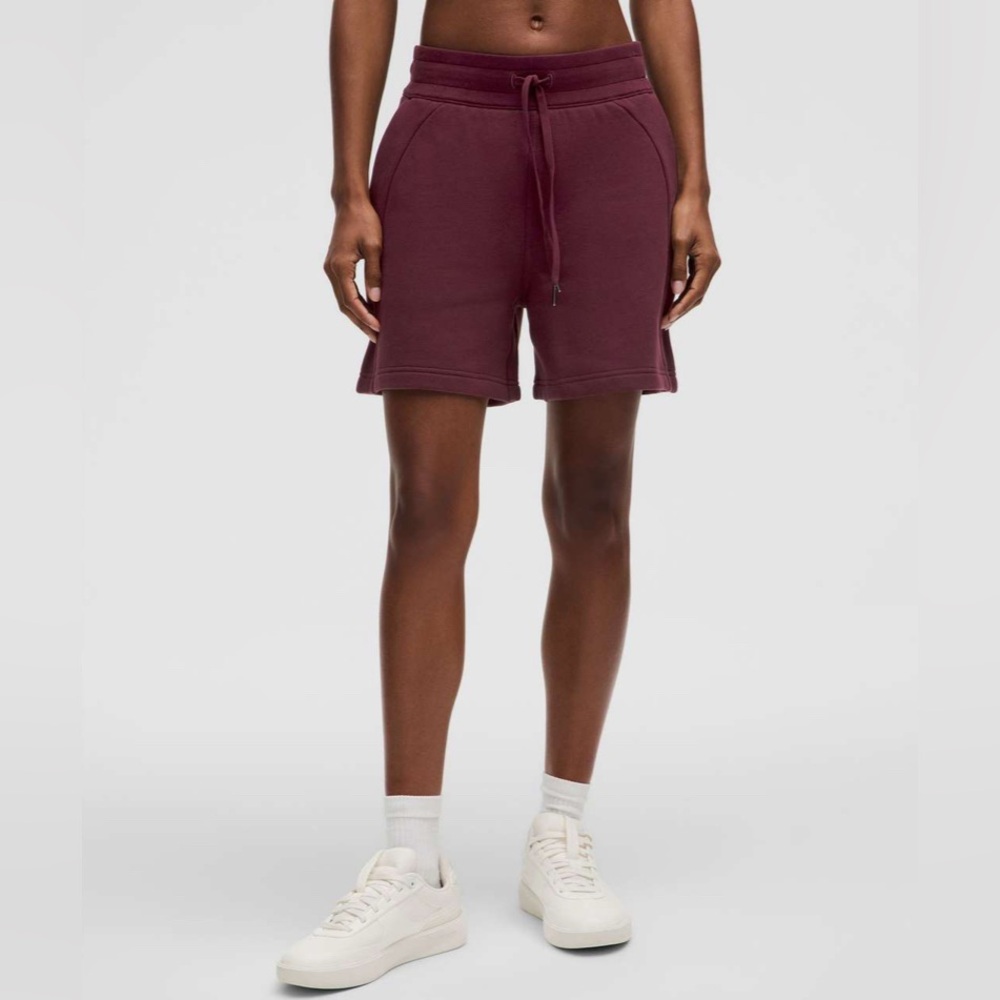 Lululemon Scuba High-Rise Short 5"
Garnet size 6
